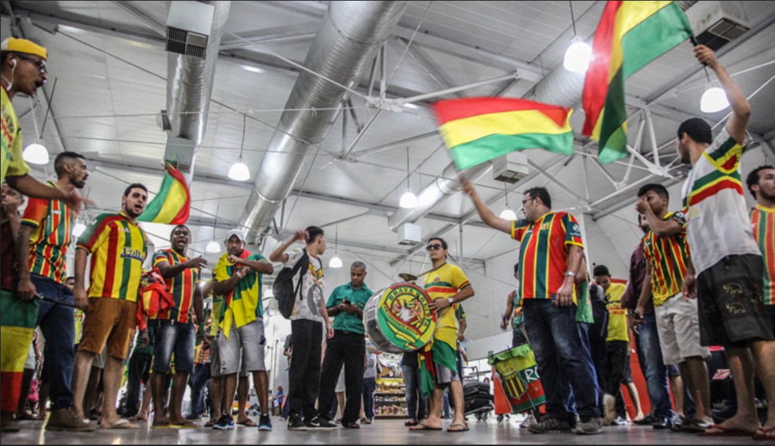  Torcida faz festa no embarque do Sampaio