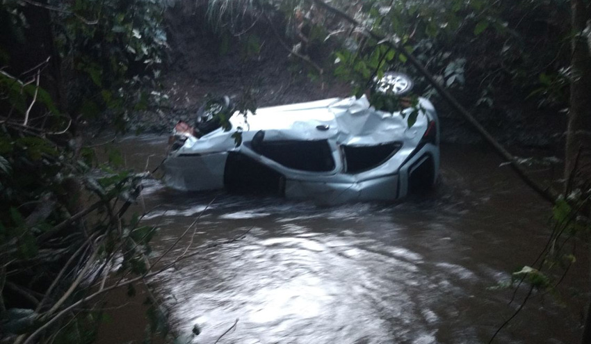  Carro deixa três mortos ao cair de ponte na BR-230