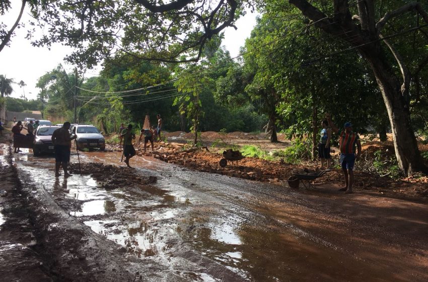  Moradores tapam buracos com pedras em avenida no Miritiua