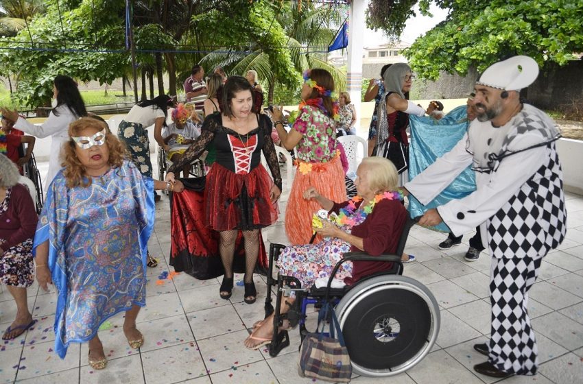  Baile de Carnaval anima idosos do Solar do Outono