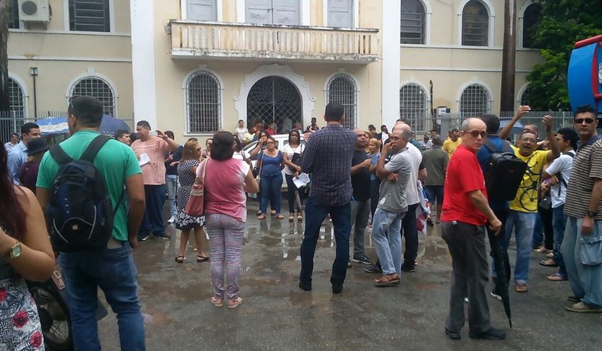  Professores cobram acordo com o governo do estado