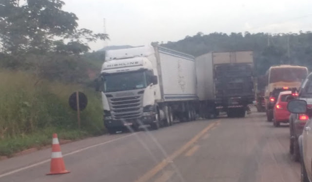  Acidente com três caminhões deixa feridos em Açailândia