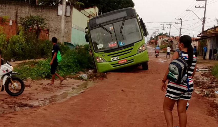  Ônibus cai em buraco e fica atolado em rua do Alto do Turu