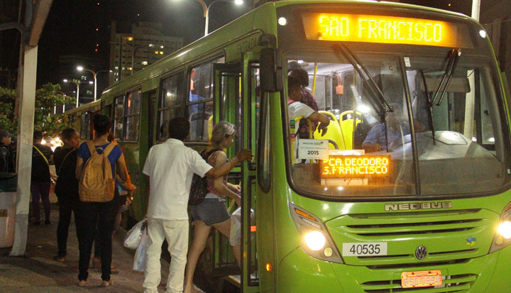  Lei que pode reduzir assalto a ônibus não é cumprida