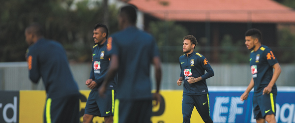  Seleção faz seu primeiro treino com bola