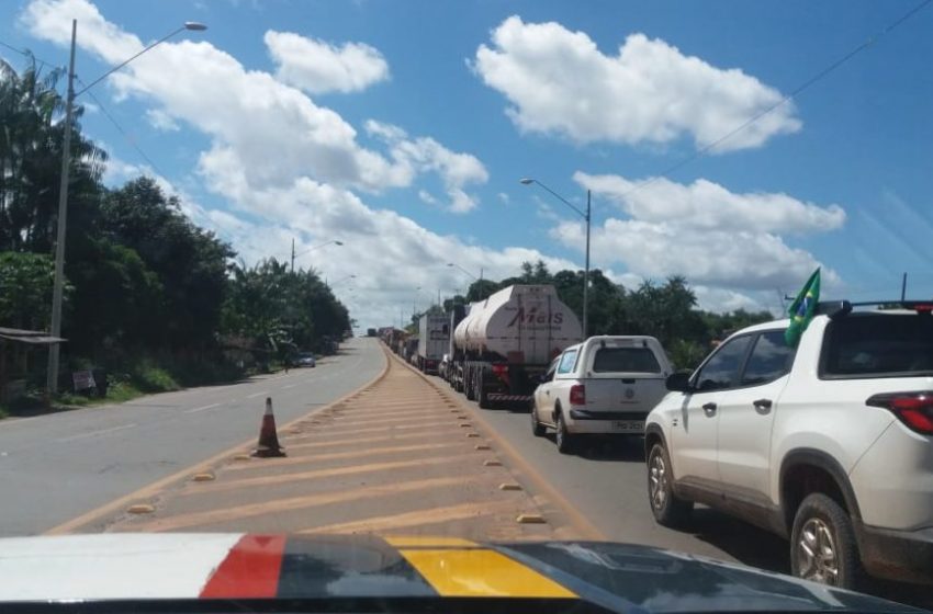  Demora no despacho de caminhões congestiona BR-135