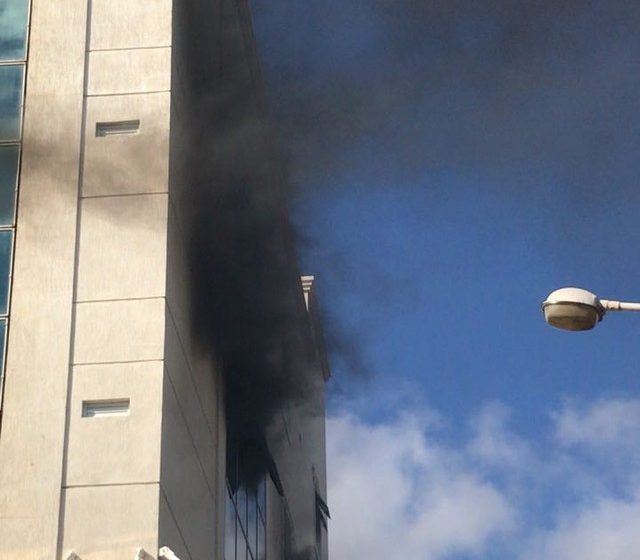  Mulheres são resgatadas de incêndio em sala de prédio