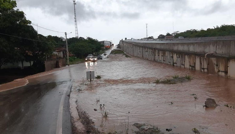  Adutora rompe e causa vazamento no viaduto de Bacabeira