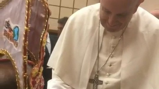  Papa Francisco recebe Boi Brilho da Ilha