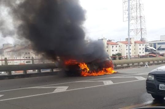  Pane deixa carro em chamas na ponte Bandeira Tribuzzi