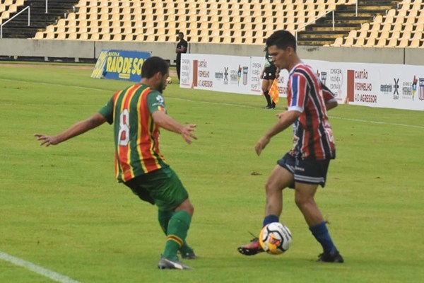  MAC bate Sampaio em jogo de gols anulados