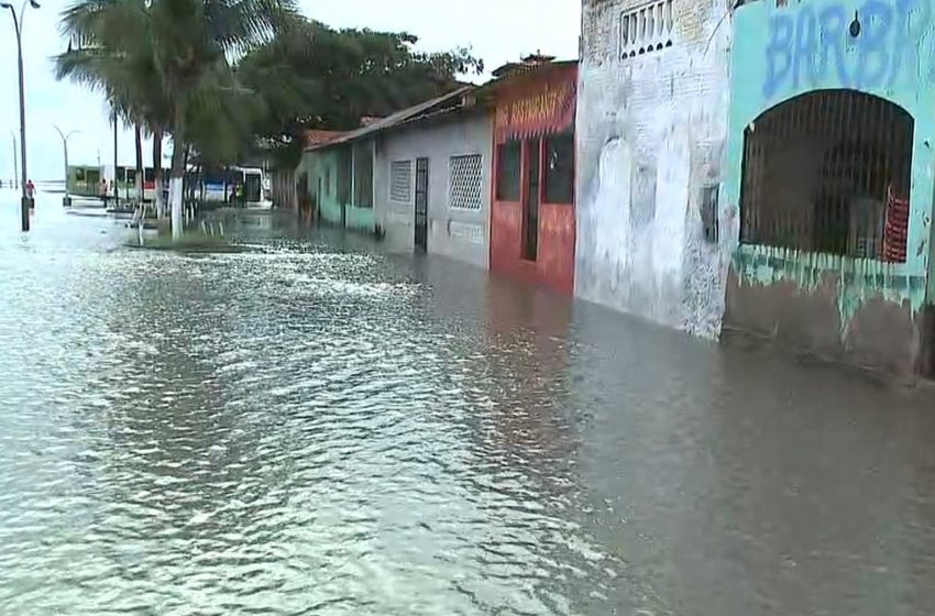  Maré alta invade casas e ruas em Raposa-MA