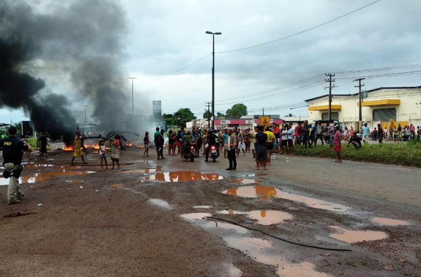  Moradores interditam BR-135 durante manifestação