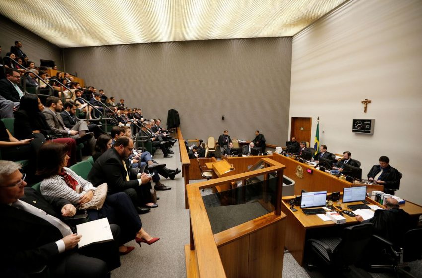  STJ mantém condenação e reduz pena de Lula