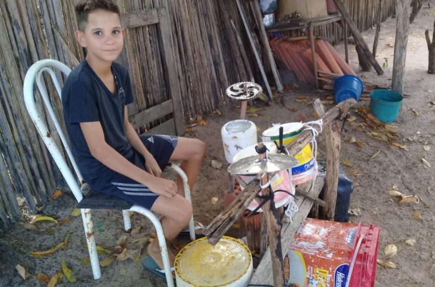  Jovem maranhense se destaca na web ao improvisar ‘bateria’