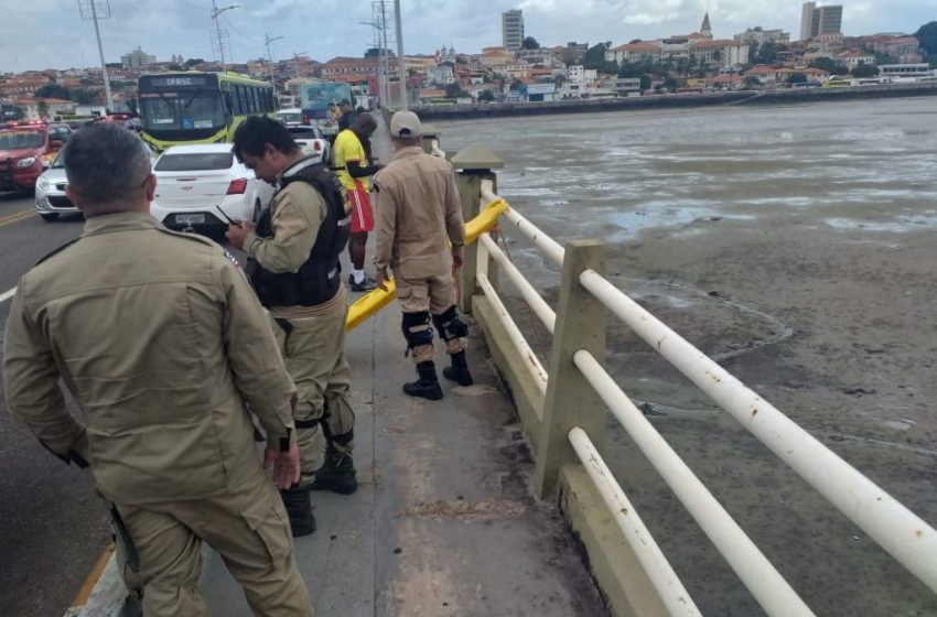  Motorista para carro e se joga de ponte em São Luís