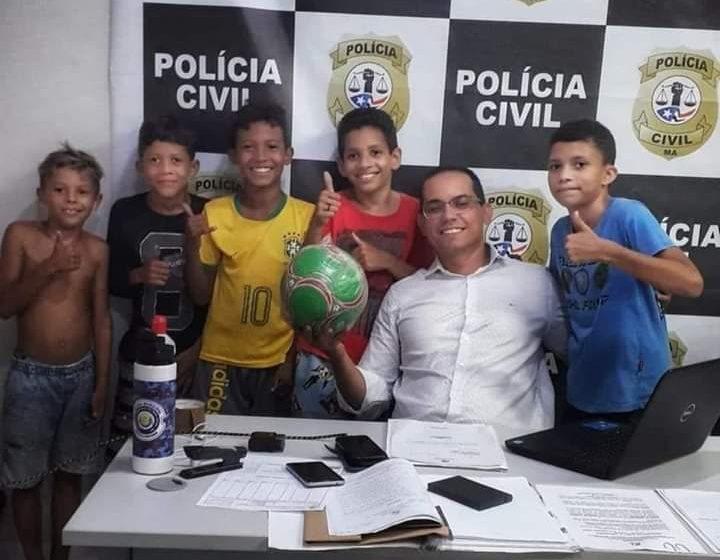  Delegado compra nova bola para meninos que ‘denunciaram’ vizinha