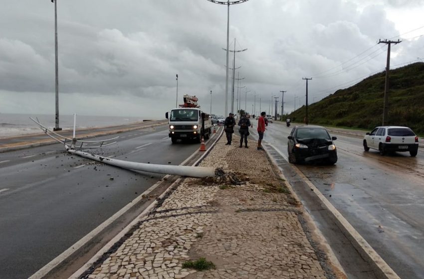  Carro arranca poste do chão após batida em São Luís