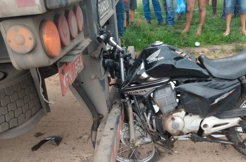  Motociclista morre ao colidir em traseira de caminhão