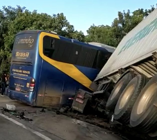  Ônibus que saiu de São Luís colide com carreta em Goiás