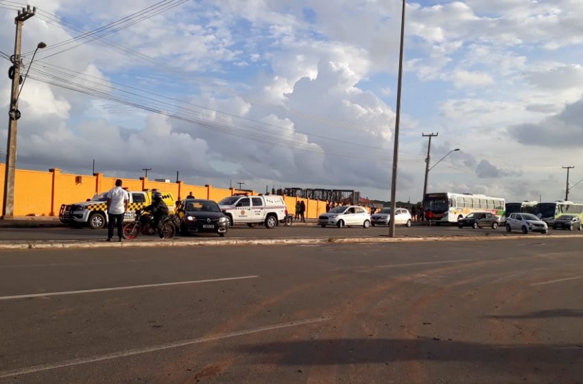  Manifestantes bloqueiam trânsito nesta manhã no Araçagi