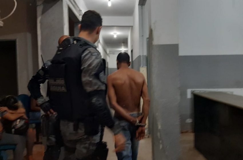  Homem mata mulher e esconde corpo embaixo da cama