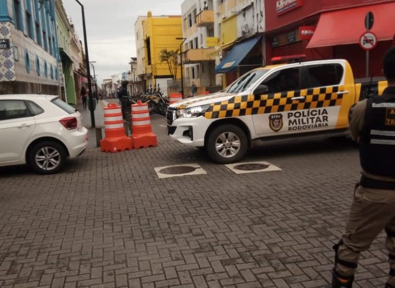  Rua Grande é bloqueada para evitar circulação de pessoas