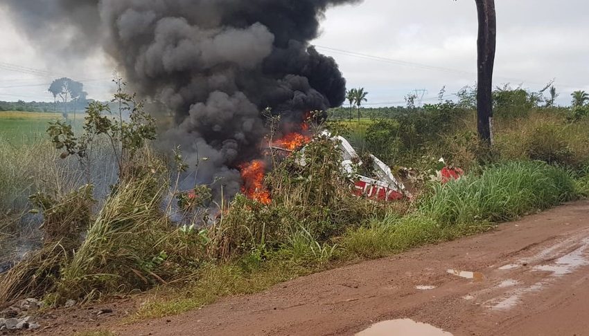  Avião cai e explode na BR-135