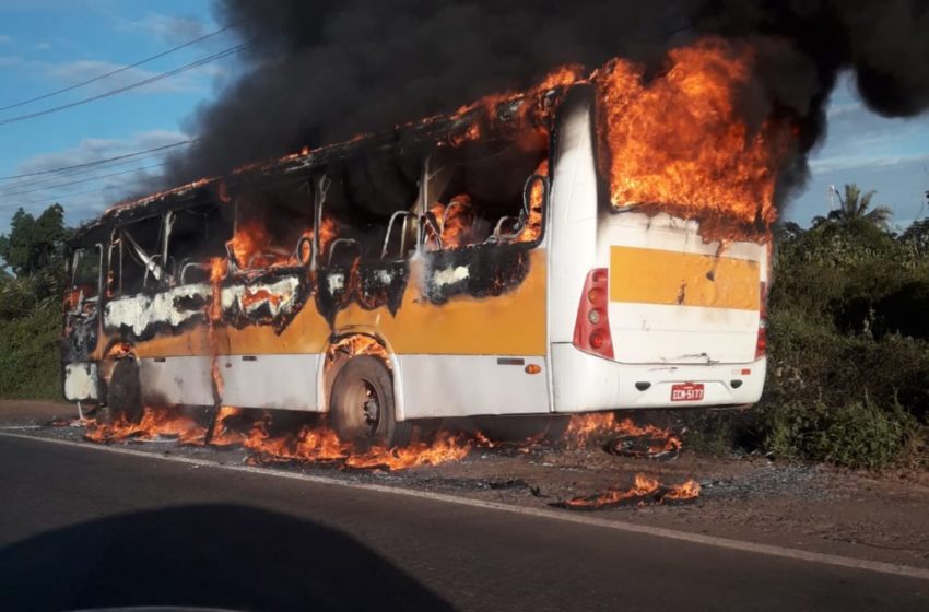  Micro-ônibus pega fogo na BR-135 ao sair de São Luís