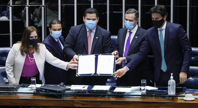  Congresso promulga PEC que adia eleições 2020 para novembro