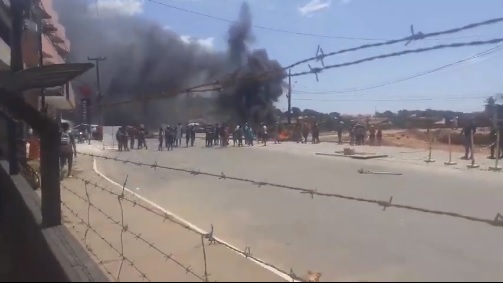  Manifestantes interditam trecho da Avenida dos Holandeses