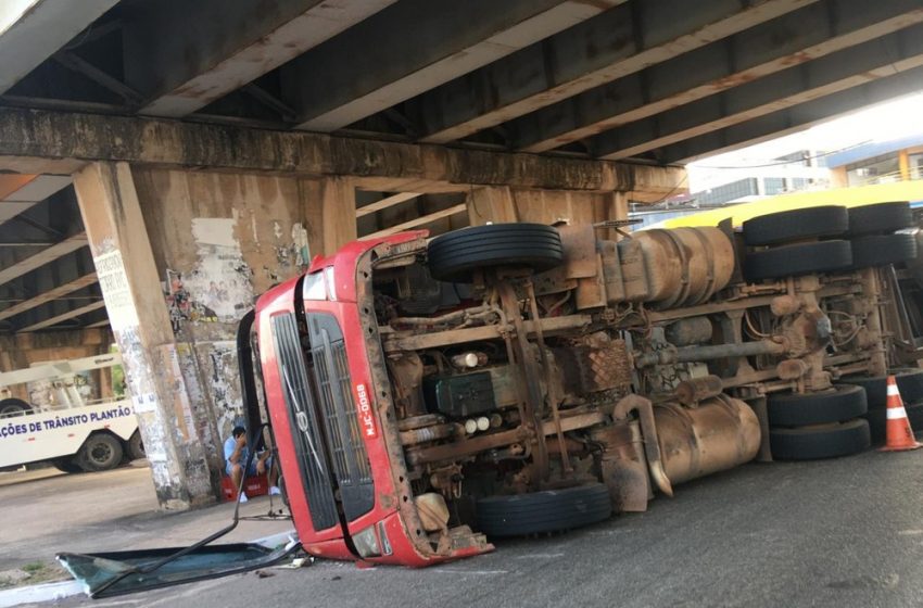  Carreta tomba em rotatória de elevado  em São Luís