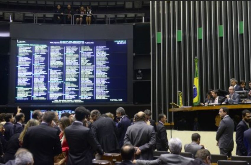  Câmara volta a adiar votação da reforma política