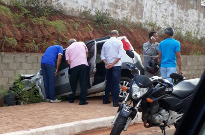  Condutor perde controle de carro e colide em muro na Via Expressa