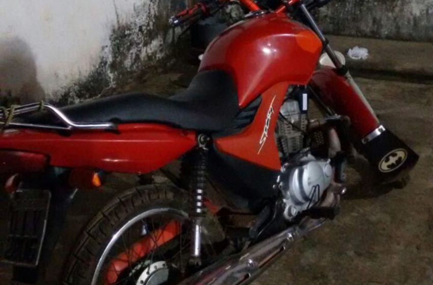  Mais uma moto roubada é recuperada pela polícia