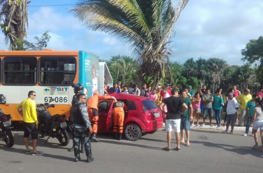  Acidente deixa homem preso nas ferragens de um carro no Araçagi