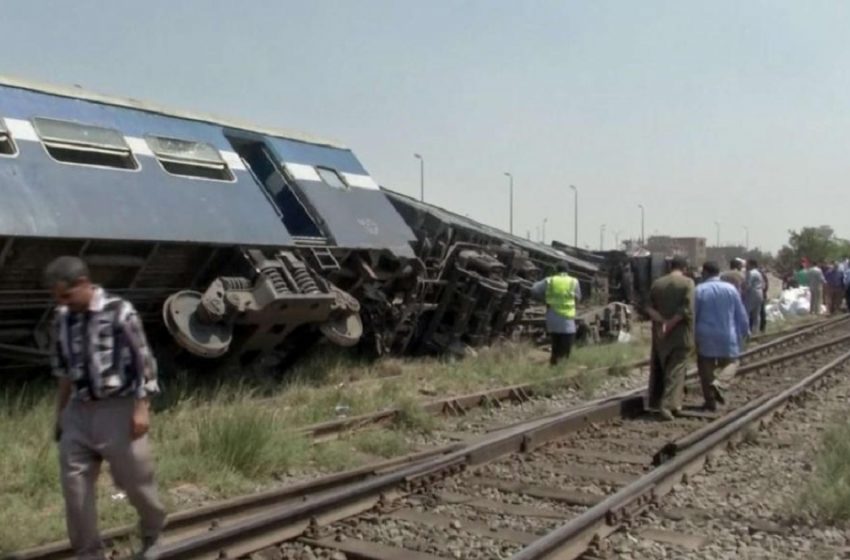  Colisão de trens no Egito deixa mais de 30 mortos e 100 feridos