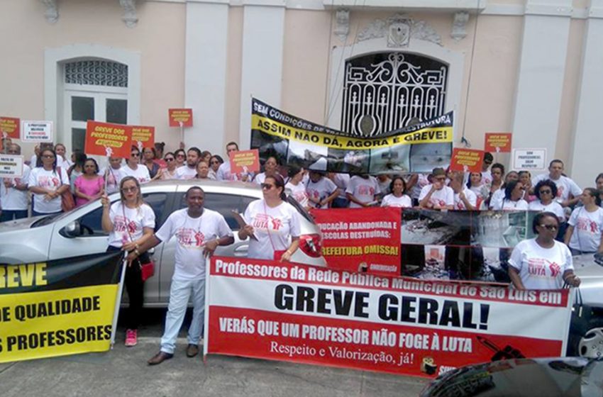  Professores em greve realizam caminhada em protesto