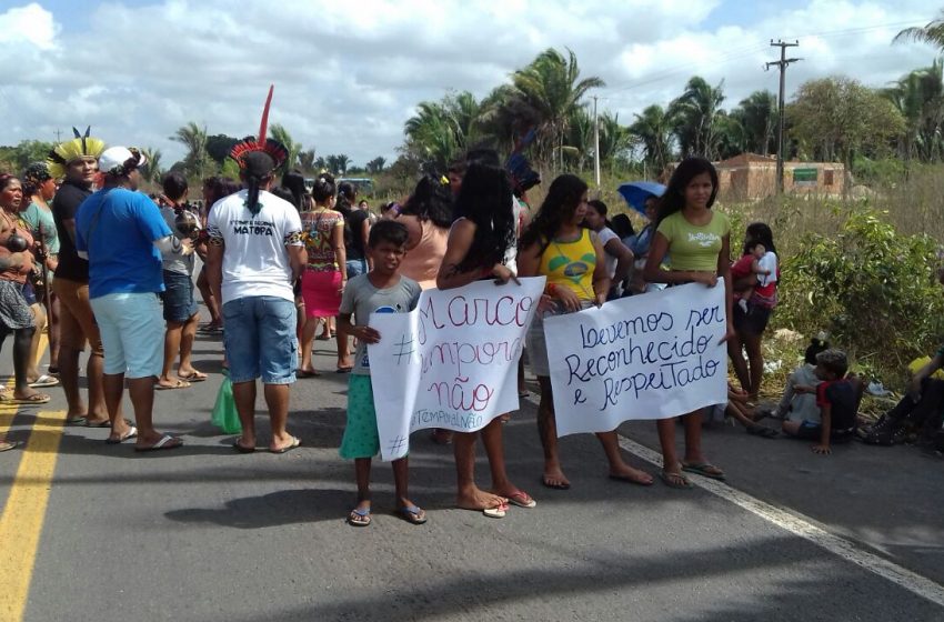  Índios Guajajaras interditam BR-316