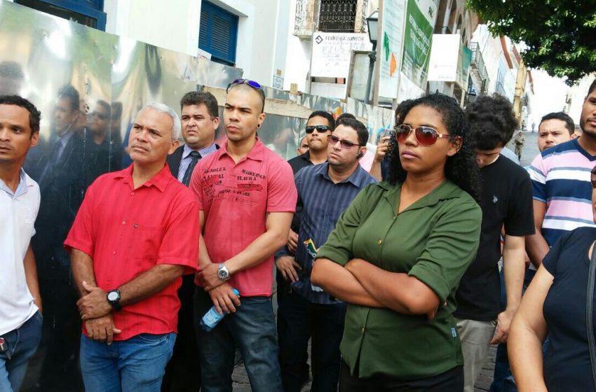  Motoristas do Uber fazem manifestação na Câmara pedindo regulamentação