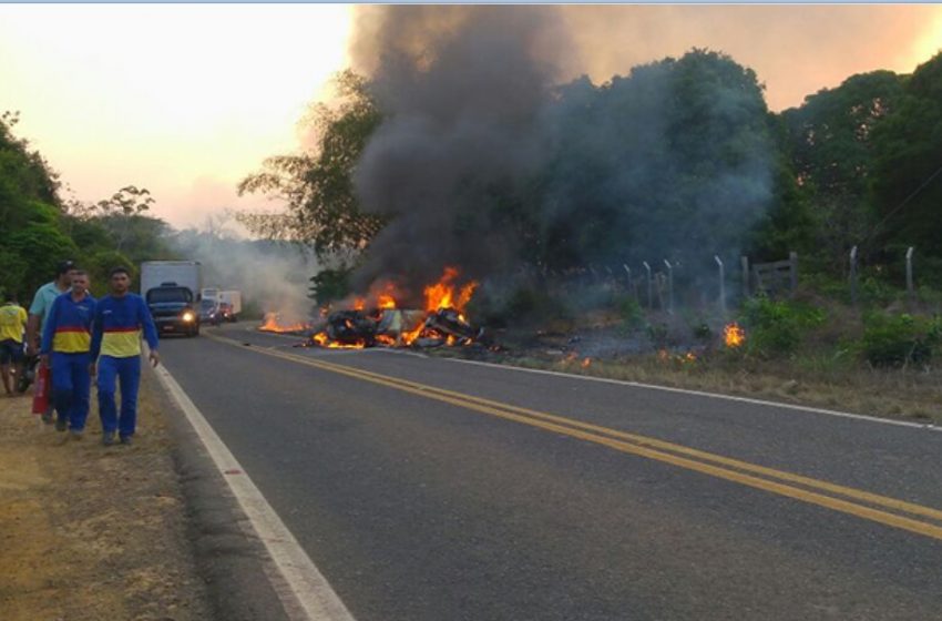  Veículos pegam fogo em colisão e deixam mortos