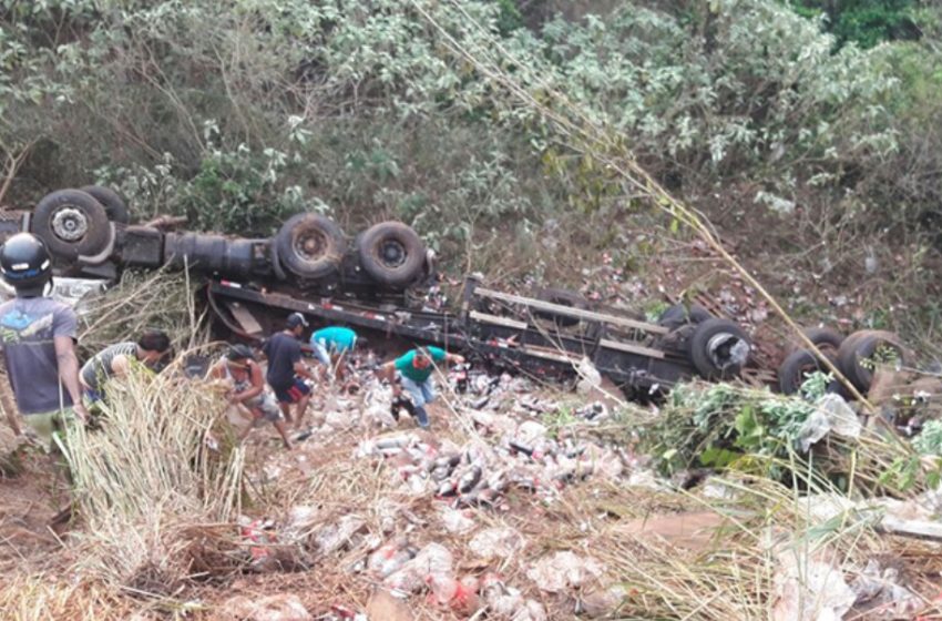  Carreta tomba e condutor morre