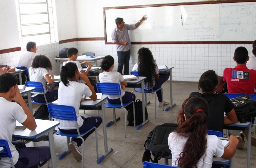  Governador anuncia concurso público para professores do campo