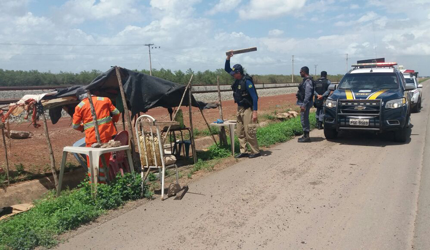  Barracas às margens da BR-135 são retiradas