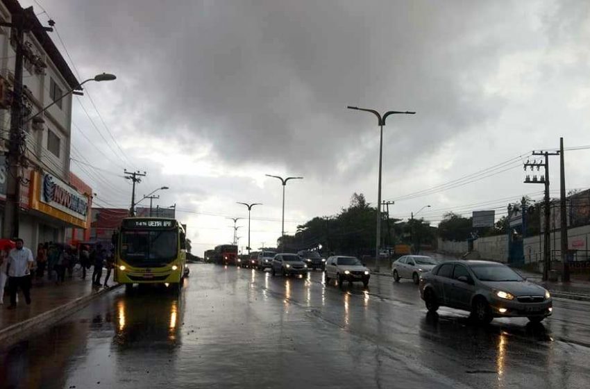  Sem abrigos, usuários esperam ônibus na chuva