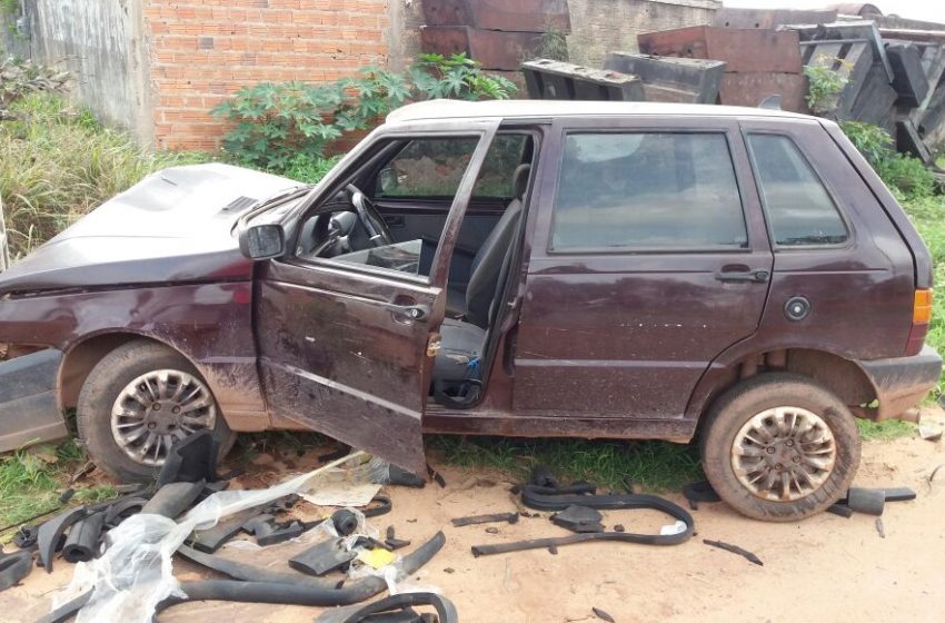  Acidentes: Microônibus tomba e carro bate em poste na BR 135