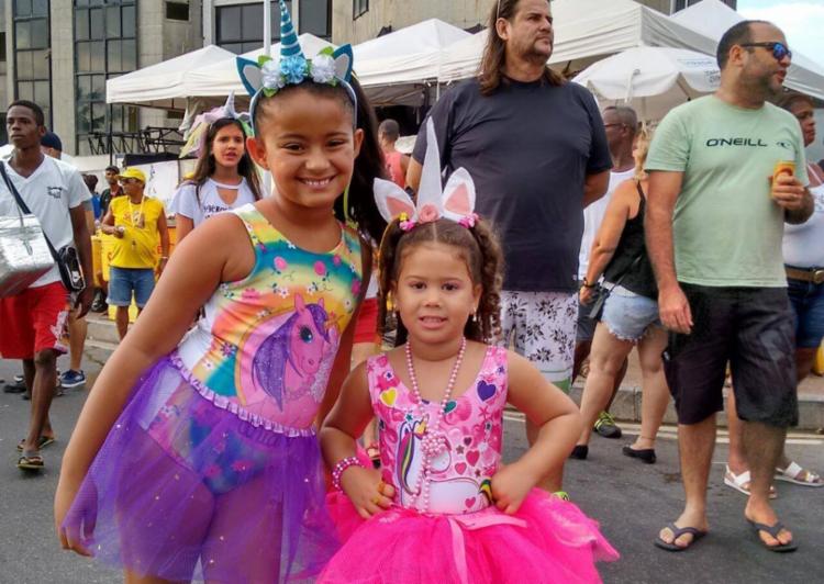  Fantasia de unicórnio vira mania como look de carnaval