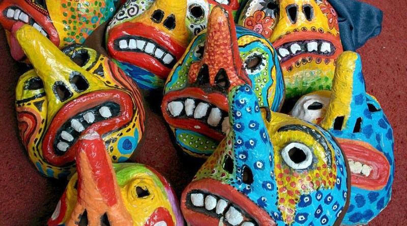  Exposição reúne 40 máscaras de fofão