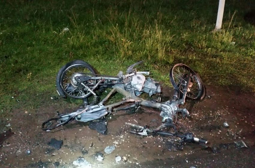  Condutor bêbado se envolve em acidente e moto pega fogo