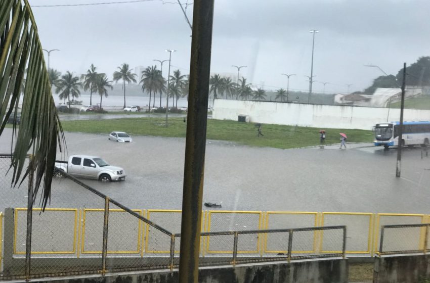  Chuva causa alagamentos e transtornos na capital